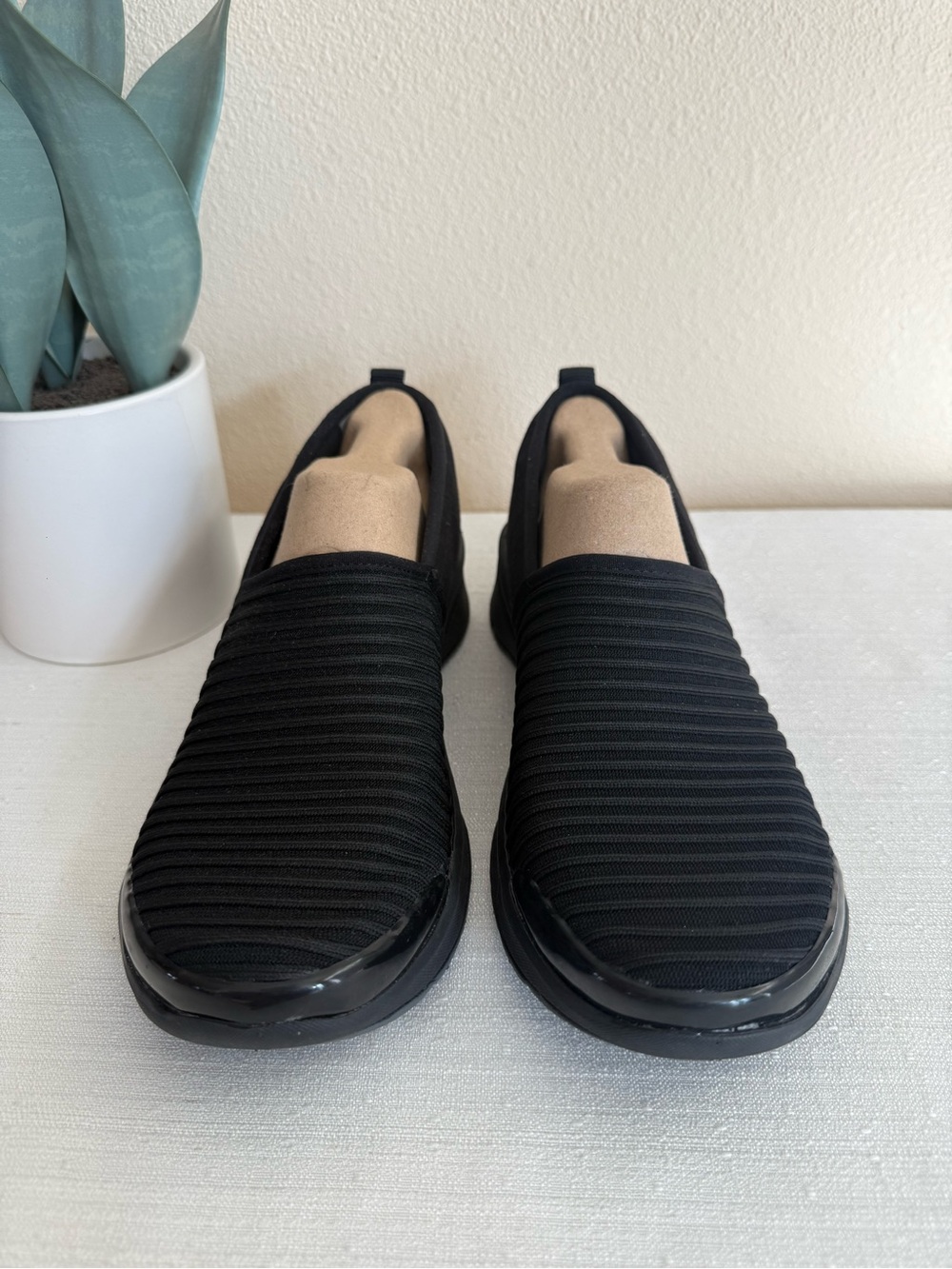 Bree’s Glee Black Slip-On Ribbed Knit Shoe for Women - Picture 5 of 13